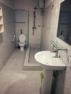 Teal Snug Open-Plan Studio Unit in Lekki Phase 1-Netflix, Wi-Fi, 24-7 Light, Washer, Kitchen - Lagos - 3