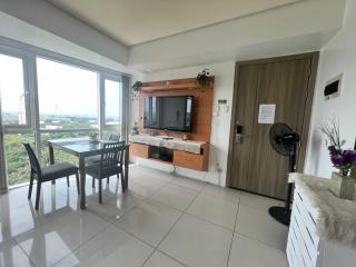 De Luxe, Standard and Studio Suites -The Breeze Residences-close to Airport,Mall of Asia, US Embassy - Manila - 3