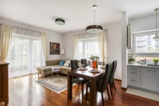 M&R Apartament Airport&Business Marina Mokotów - 4 people - parking - fast WiFi - Netflix - self check-in - terrace - guarded estate - gramophone - 6 min from Chopin Airport - Varsovie - 6