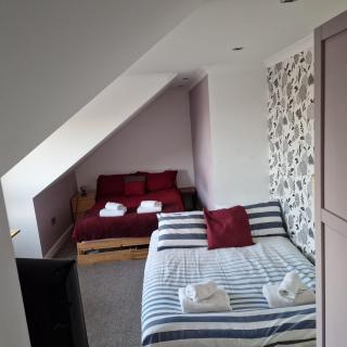 The Lookout with private bathroom - loft suite in Colony townhouse - 7