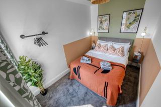Stunning Design 3-Bedroom Townhouse Retreat in Southsea, Sleeps 8, Chic and Spacious with Free Parking Permit, CHRISTMAS SPECIAL OFFER AVAILABLE! - by Blue Puffin Stays - 6