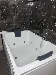Jacuzzi Suites 2 - 4