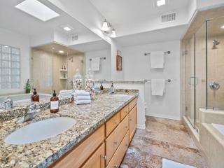 Pacific Beach Paradise - Near the Beach w AC, Garage, Fast Wifi & Private Patio! - San Diego - 2