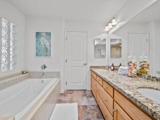 Pacific Beach Paradise - Near the Beach w AC, Garage, Fast Wifi & Private Patio! - San Diego - 1
