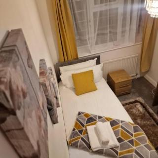 4 Bedroom Luxury Home with Garden in East London - Wanstead - 9