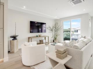 Coastal retreat near the beach w Panoramic Ocean Views, Rooftop Deck, & Firepit - San Diego - 5