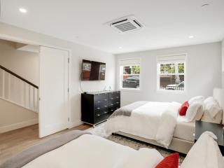 Coastal retreat near the beach w Panoramic Ocean Views, Rooftop Deck, & Firepit - San Diego - 3