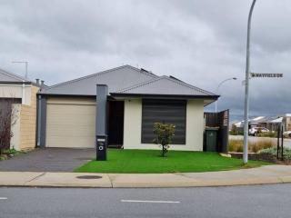 Spectacular 3 Bedroom, 2 Bathroom Home. - West Swan - 9