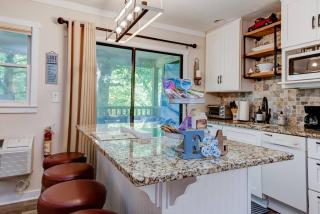 Charming Lake Lure Studio at Rumbling Bald Resort! - Lake Lure - 2