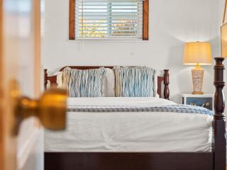 Bay Park Garden Paradise - central Location, AC, Washer Dryer & Private yard! - San Diego - 7