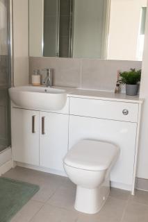 Modern, comfy 2 bedroom apartment in Hatfield, town centre, perfect for contractors, free parking - Hatfield - 1