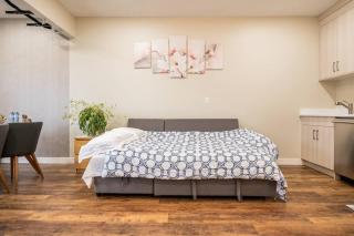New&Stylish&Cozy Suit near Spruce Meadows Sleeps 6- Backyard-EV - 5