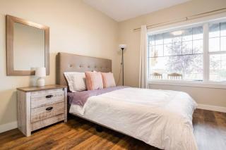 New&Stylish&Cozy Suit near Spruce Meadows Sleeps 6- Backyard-EV - 1
