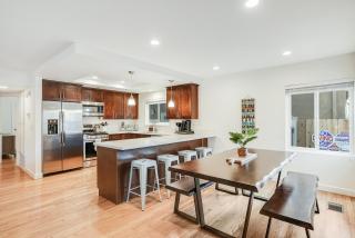 Massive Beach Home w Stunning Rooftop, Parking, Spa, AC & Bay Views! - San Diego - 9