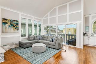 Massive Beach Home w Stunning Rooftop, Parking, Spa, AC & Bay Views! - San Diego - 8