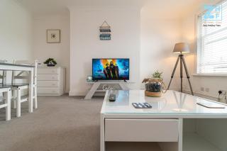 Light and airy 1 bedroom flat 700m from the Beach - 2