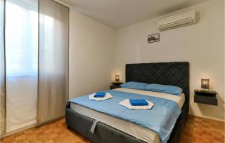 Awesome Apartment In Okrug Gornji - 4
