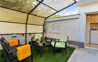 Awesome Apartment In Okrug Gornji - 3