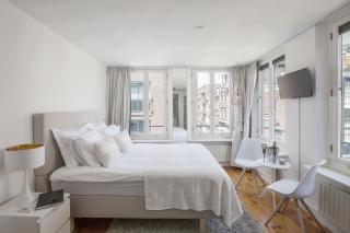 Jordaan Suite bed and bubbles - 0