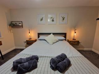Stylish 2 Bedroom Apartment Sleeps 4 Contractors and Corporates Welcome - Birmingham - 0
