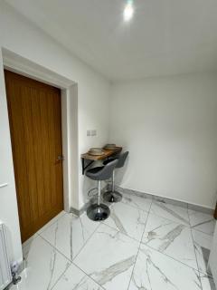 Contractor and Family, Private Detached Property - Brettell Lane - 8