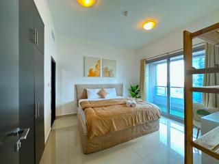 Luxury & Centric Flat with Balcony views in Marina - Dubai - 3