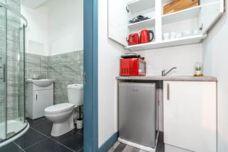 Sky Rooms One Bedroom Modern Studio Apartment 4 - Birmingham - 3