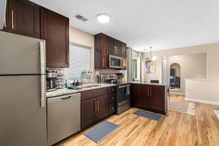 New! Cozy 1BR Upper Unit in the Heart of Roseville - Roseville - 4