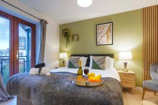 Broughton House with Free Parking, Balcony, Fast Wifi and Smart TV with Netflix by Yoko Property - 8