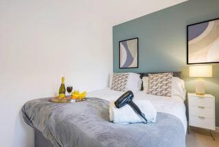Broughton House with Free Parking, Balcony, Fast Wifi and Smart TV with Netflix by Yoko Property - 5
