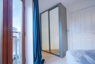 Broughton House with Free Parking, Balcony, Fast Wifi and Smart TV with Netflix by Yoko Property - 4
