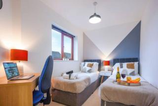 Broughton House with Free Parking, Balcony, Fast Wifi and Smart TV with Netflix by Yoko Property - 3