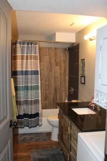 Rustic & Bright 1 Bed Apt. - 2