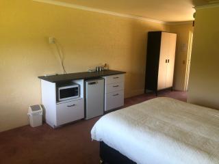 Colonial Inn Guest Rooms - 7