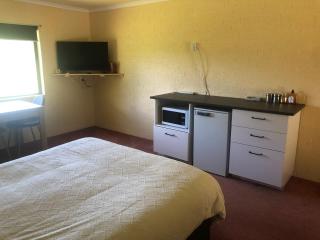 Colonial Inn Guest Rooms - 8