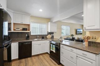 Stunning Beach Delight with Hot Tub, Fire Pit, Parking & Walk to Beach! - San Diego - 3