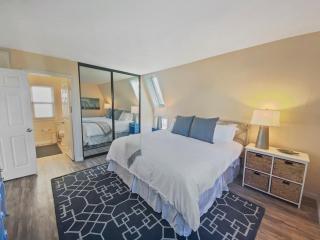 Bay View Paradise - Rooftop Deck, Off-Street Parking, King Suite, WasherDryer & Bay Views! - San Diego - 9