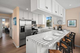 Bay View Paradise - Rooftop Deck, Off-Street Parking, King Suite, WasherDryer & Bay Views! - San Diego - 2