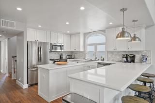 Stunning Beach Home with Fireplace, Fast WiFi, Grill & Outdoor Seating! - San Diego - 9