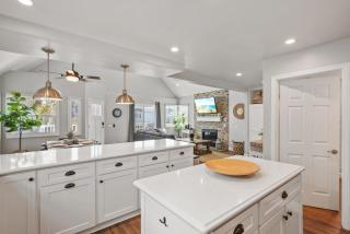 Stunning Beach Home with Fireplace, Fast WiFi, Grill & Outdoor Seating! - San Diego - 3