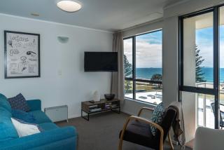 Ocean View Beach Escape - Top Floor Apartments, Mt Maunganui Base - Mount Maunganui - 1
