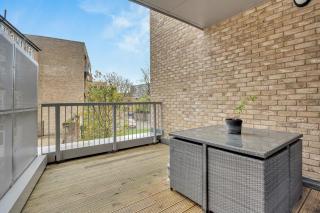 Spacious 2 bedroom apartment with balcony - 4
