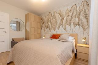 Spacious Apartment in Warsaw with Balcony and Parking by Noclegi Renters - 7