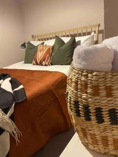 Boutique, weaver’s cottage. Views - 9