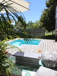 Lush Spacious Family Home between Beach & Town - 8