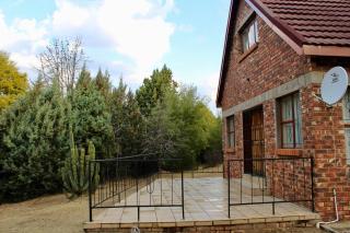 Khutsong Lodge - - 2