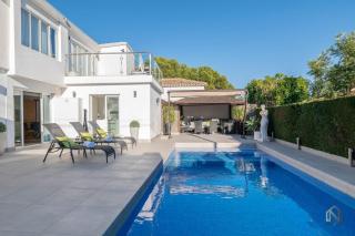 Newly Renovated 4 BDRM Villa w Pool in Top Location - Marbella - 6
