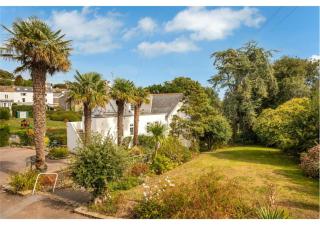 Holidays by the beach are good for your soul and Seaview Palms is a lovely Devon seaside home make it yours for a romantic break or family adventure with private parking outdoor terrace village centre with a fab gastro pub shops and restaurant 120 reviews - Stoke Fleming - 2