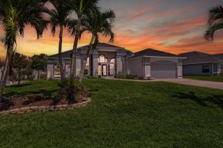 Villa w/ private heated saltwater pool, 4 BR, 7 beds - Cape Coral - 9