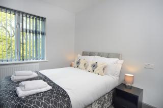 Bright 3Bed Home Ideal Location & Free Parking - 4